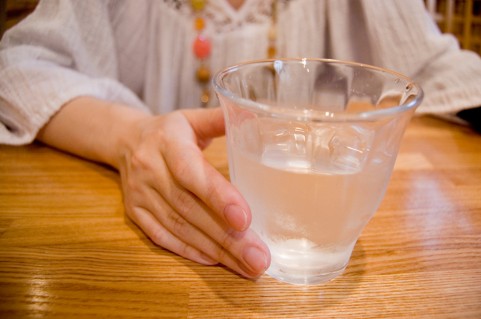 冷え性対策は朝に飲むコップ1杯の冷たい水